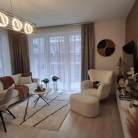 Parkwest Royale Ac And Balcony With Paid Parking 아파트