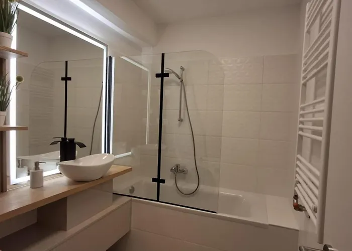 아파트 Parkwest Royale Ac And Balcony With Paid Parking 부다페스트