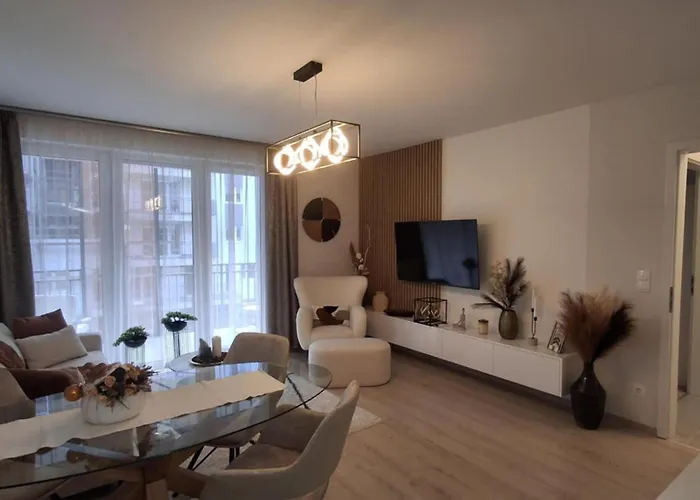Parkwest Royale Ac And Balcony With Paid Parking *