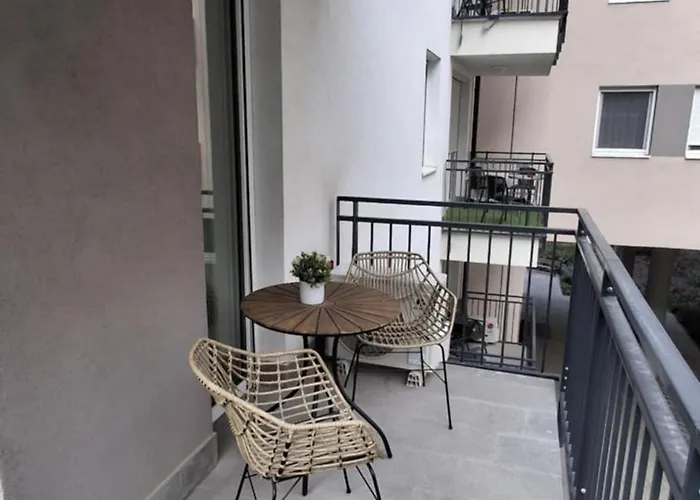 아파트 Parkwest Royale Ac And Balcony With Paid Parking