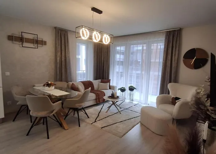 Parkwest Royale Ac And Balcony With Paid Parking *
