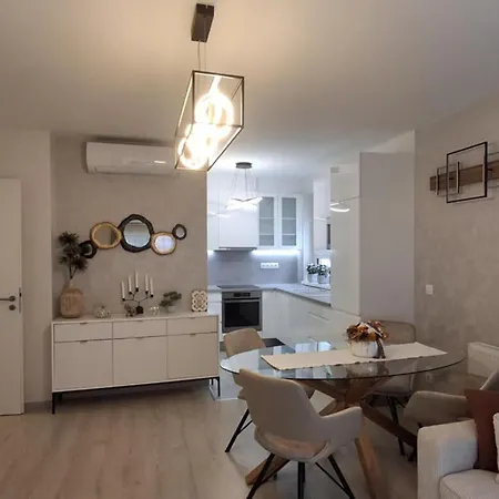 Parkwest Royale Ac And Balcony With Paid Parking Budapest