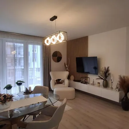 Parkwest Royale Ac And Balcony With Paid Parking *
