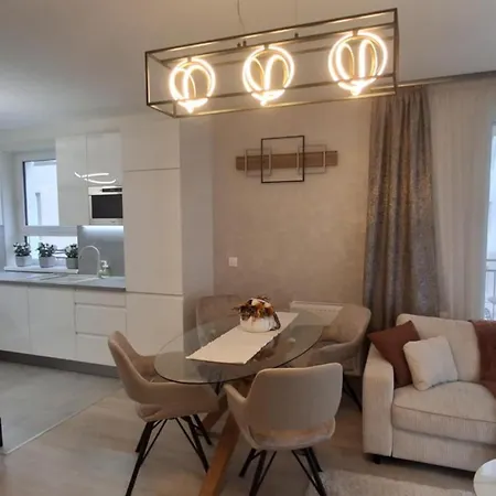 Parkwest Royale Ac And Balcony With Paid Parking Appartement