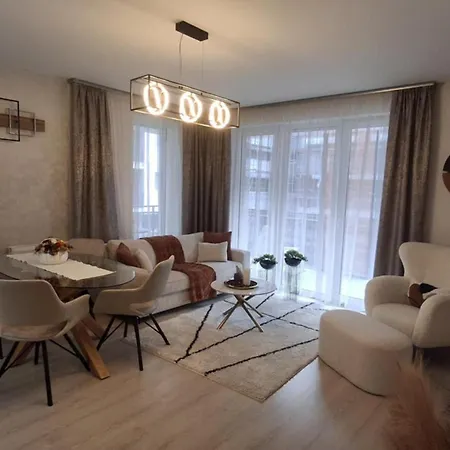 Parkwest Royale Ac And Balcony With Paid Parking *