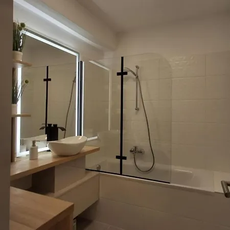 Parkwest Royale Ac And Balcony With Paid Parking * Budapest