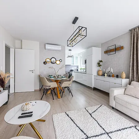 Parkwest Royale Ac And Balcony With Paid Parking Διαμέρισμα