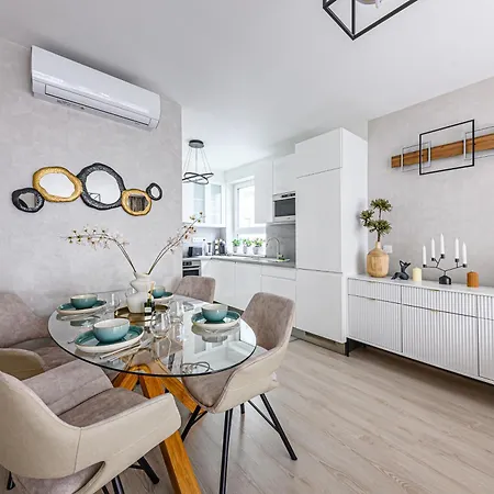 דירה Parkwest Royale Ac And Balcony With Paid Parking *