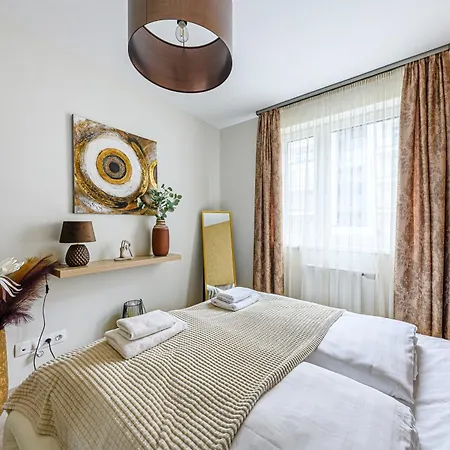Parkwest Royale Ac And Balcony With Paid Parking Budapest
