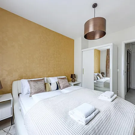 Parkwest Royale Ac And Balcony With Paid Parking