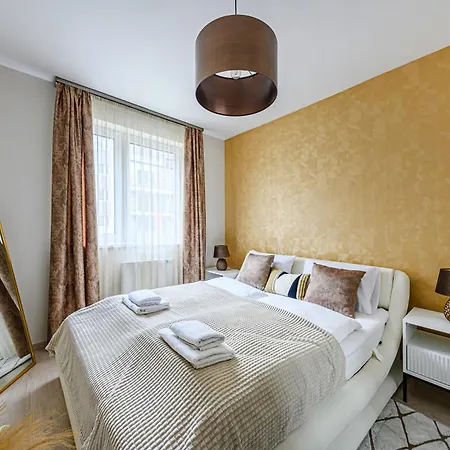 Parkwest Royale Ac And Balcony With Paid Parking