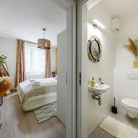 דירה Parkwest Royale Ac And Balcony With Paid Parking *