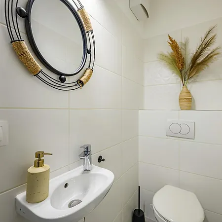 Parkwest Royale Ac And Balcony With Paid Parking Διαμέρισμα