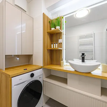 Parkwest Royale Ac And Balcony With Paid Parking *