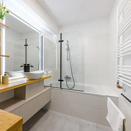 Parkwest Royale Ac And Balcony With Paid Parking *