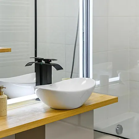 Parkwest Royale Ac And Balcony With Paid Parking Διαμέρισμα *