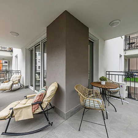 Lägenhet Parkwest Royale Ac And Balcony With Paid Parking