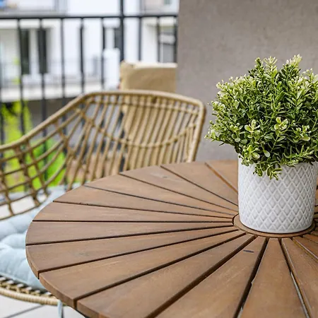 Parkwest Royale Ac And Balcony With Paid Parking דירה