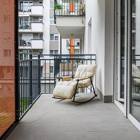 Parkwest Royale Ac And Balcony With Paid Parking *