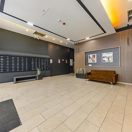 Parkwest Royale Ac And Balcony With Paid Parking *