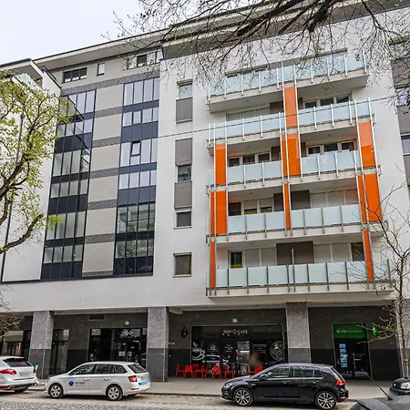 Parkwest Royale Ac And Balcony With Paid Parking Διαμέρισμα