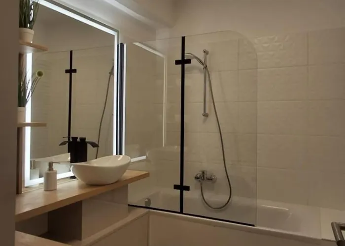 Parkwest Royale Ac And Balcony With Paid Parking * Budapeste