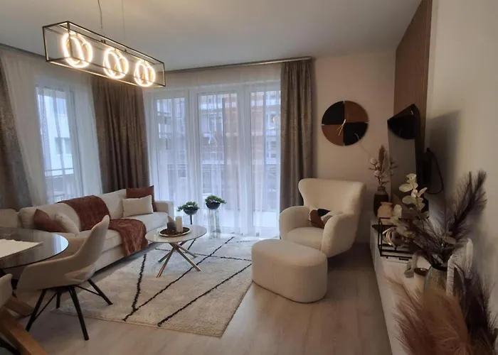 Parkwest Royale Ac And Balcony With Paid Parking דירה
