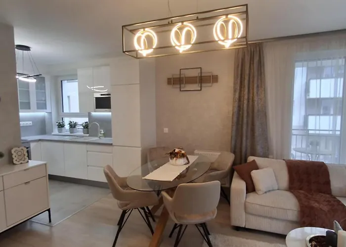 Parkwest Royale Ac And Balcony With Paid Parking דירה